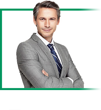 Młody uśmiechnięty pracownik z dokumentami płaci kartą