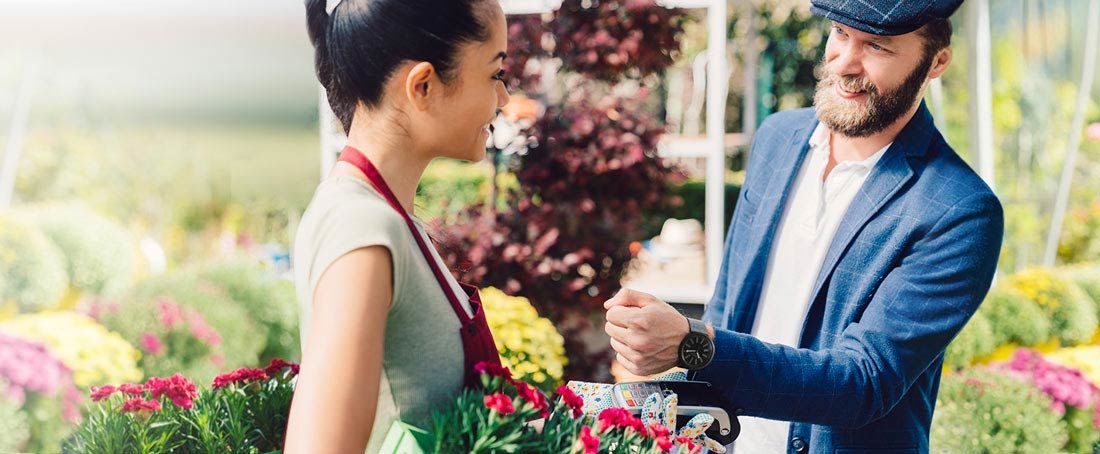 mężczyzna płaci zegarkiem z SwatchPAY! w kwiaciarni