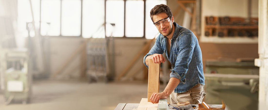 stolarz w warsztacie