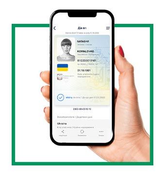 ręka trzymająca telefon komórkowy z otwartą aplikacją mobywatel