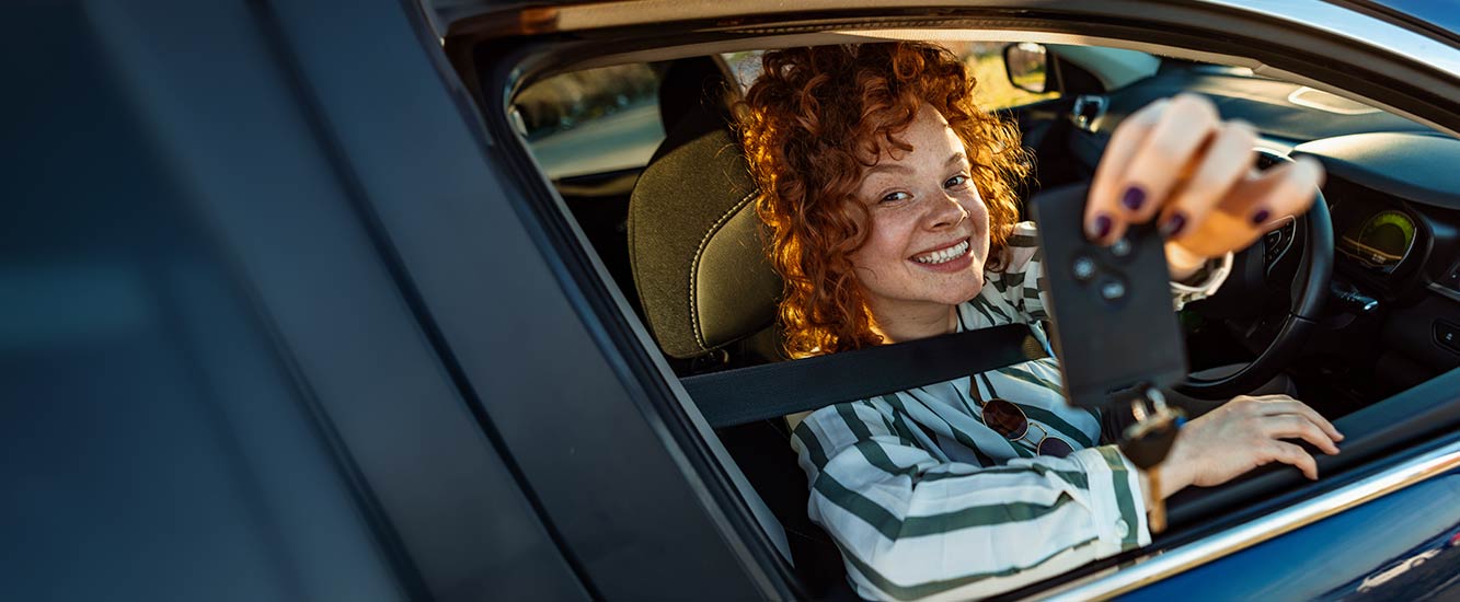 Biały samochód elektryczny Tesla Y