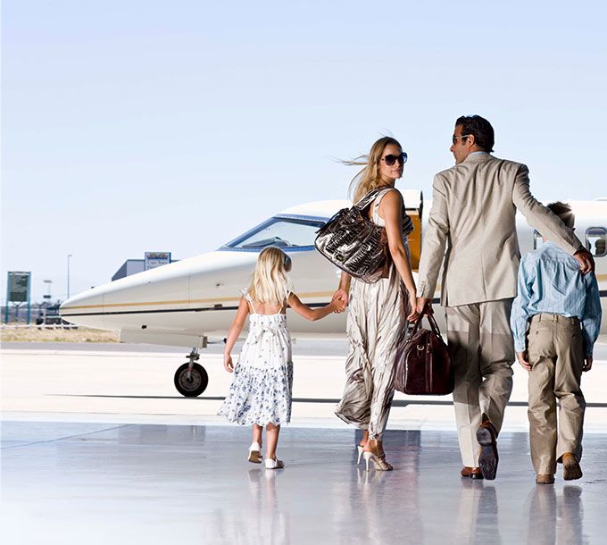 Rodzina idzie do samolotu