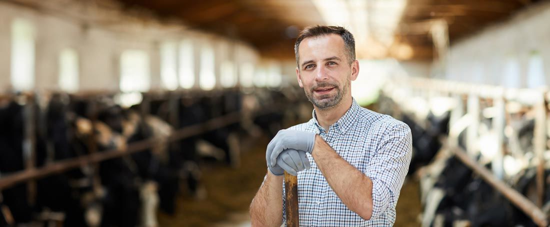 Rolnik niosący belę zboża na ramieniu