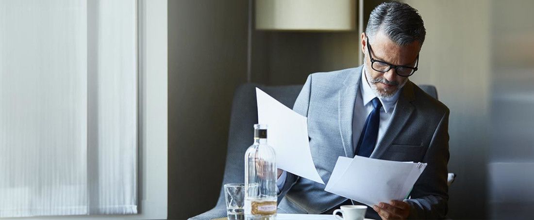 Pan przegląda dokumenty