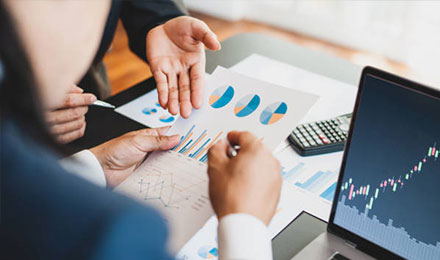 doradca pokazuje interesariuszowi które produkty warto wziąć pod uwagę