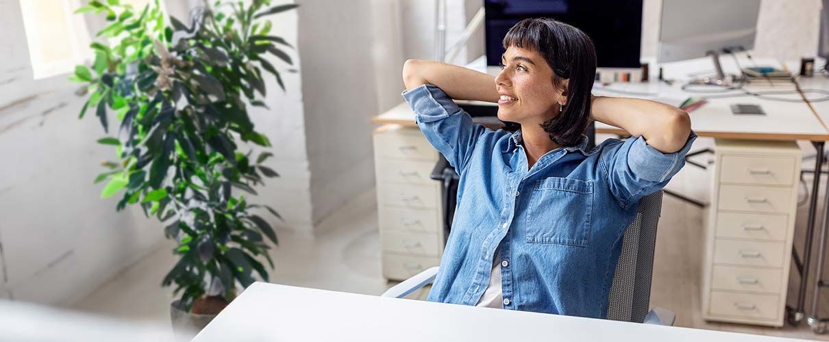 uśmiechnięta pani przy biurku