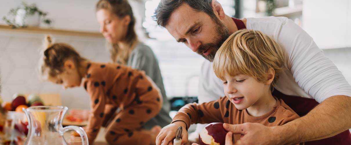 tata z synkiem w kuchni