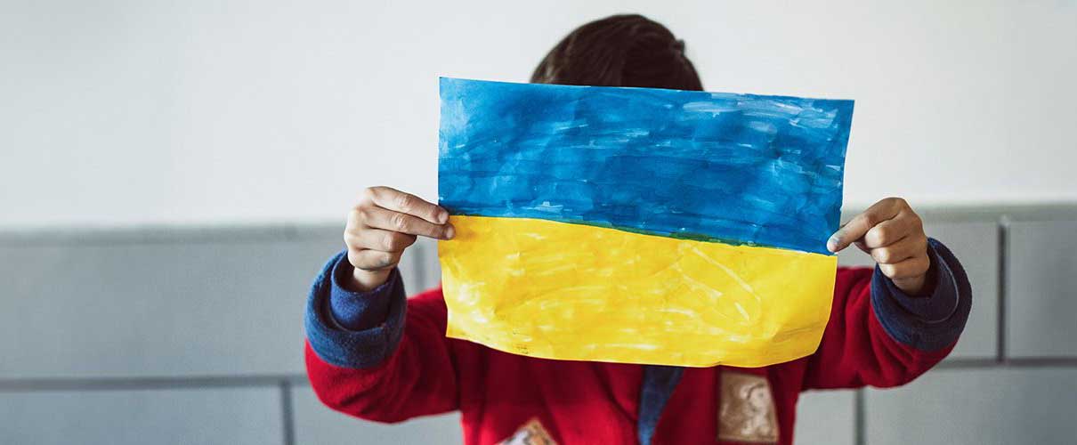 dziecko trzyma ukraińską flagę