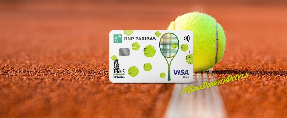 piłka tenisowa leży na korcie obok karty tenisowej