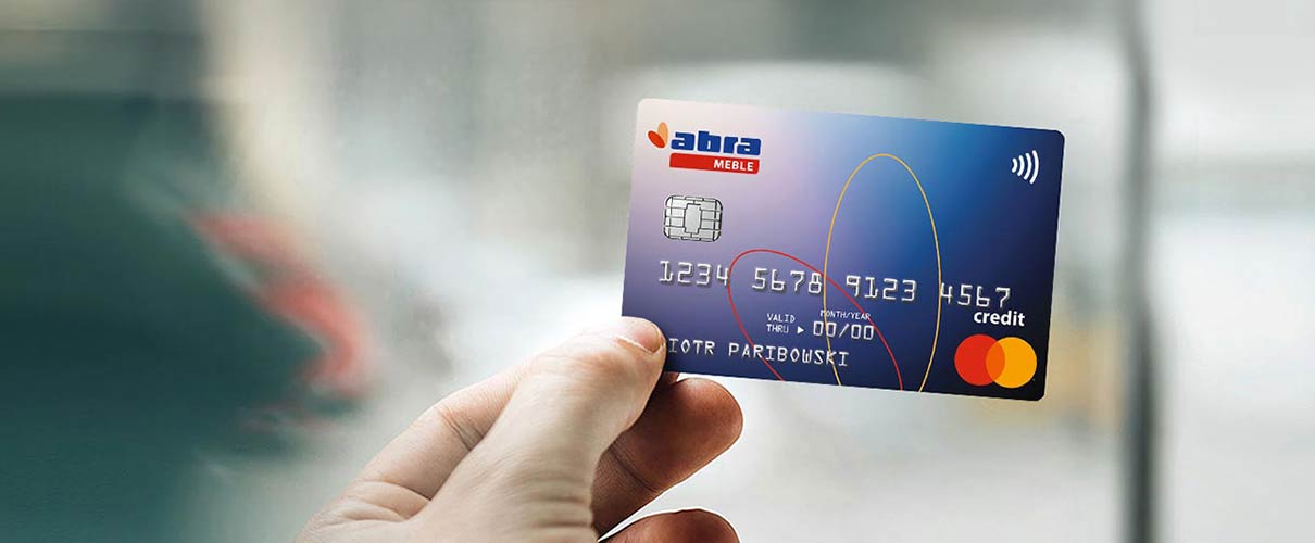 męskie palce trzymają kartę abra