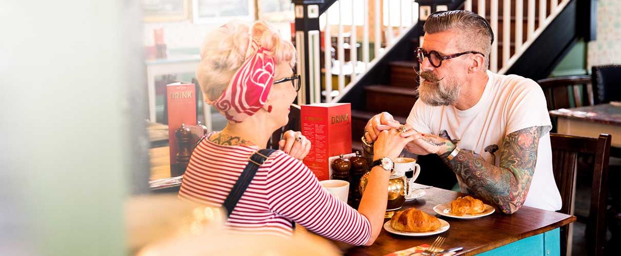 uśmiechnięta kobieta i mężczyzna w restauracji