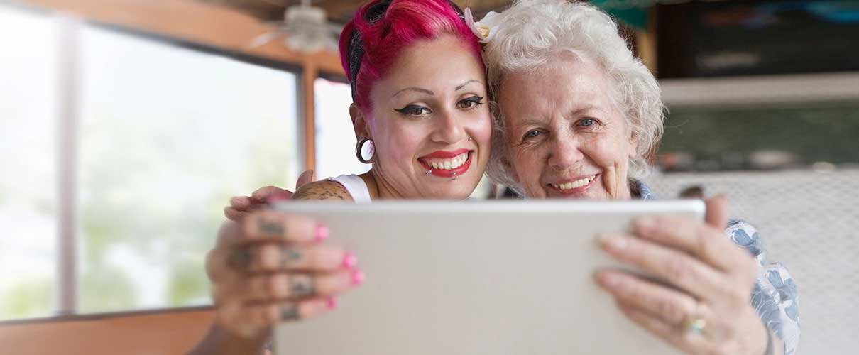 uśmiechnięte kobiety patrzy na tablet