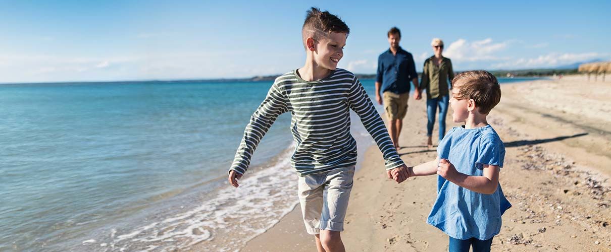 rodzina biegnie po plaży