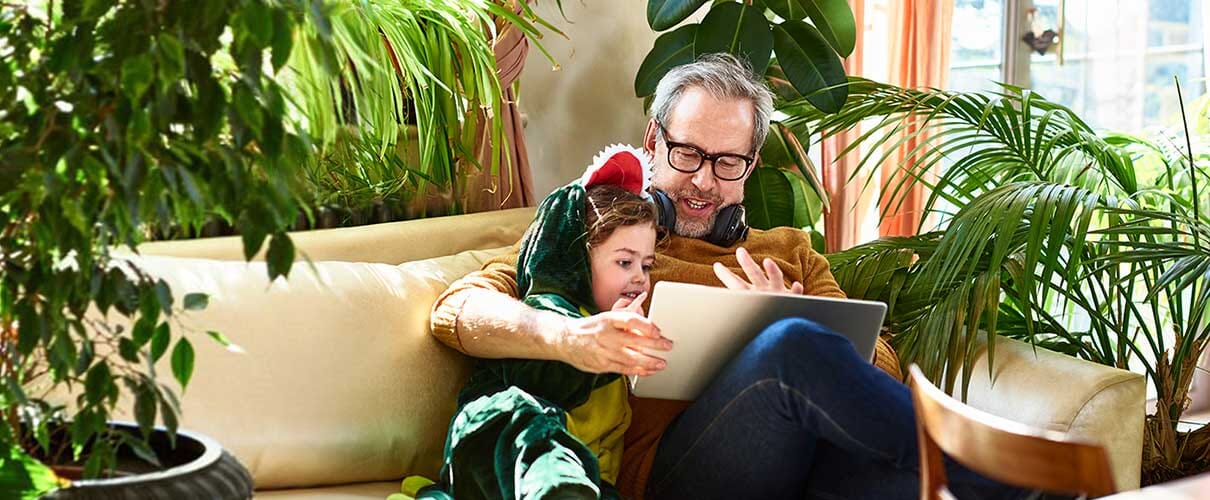 tata z małym dzieckiem na kanapie