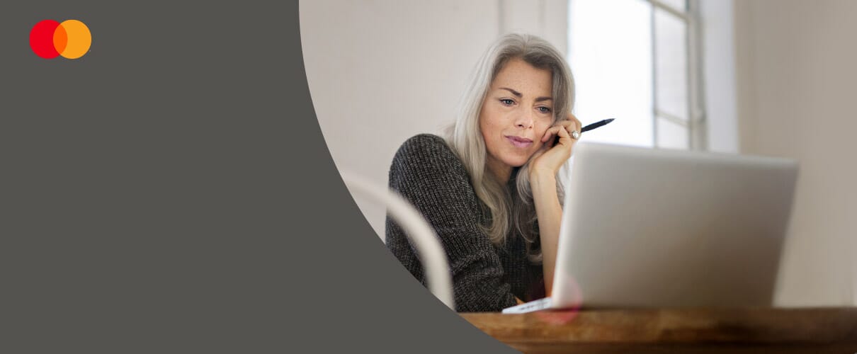 kobieta pracuje na komputerze