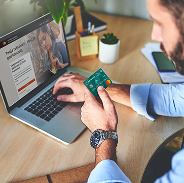 mężczyzna z kartą kredytową rejestruje się w mastercard id theft protection
