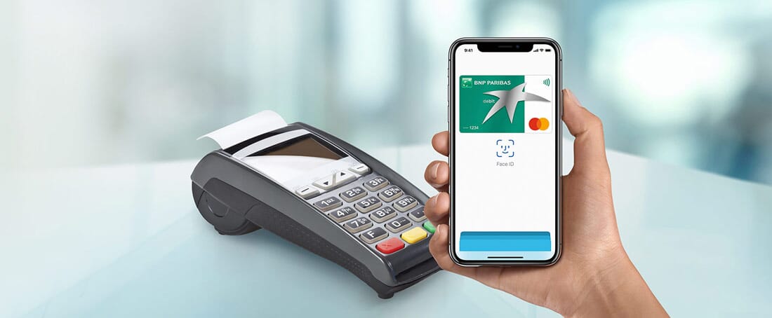 płatność telefonem w terminalu przy wykorzystaniu Apple Pay z podpiętą kartą BNP Paribas
