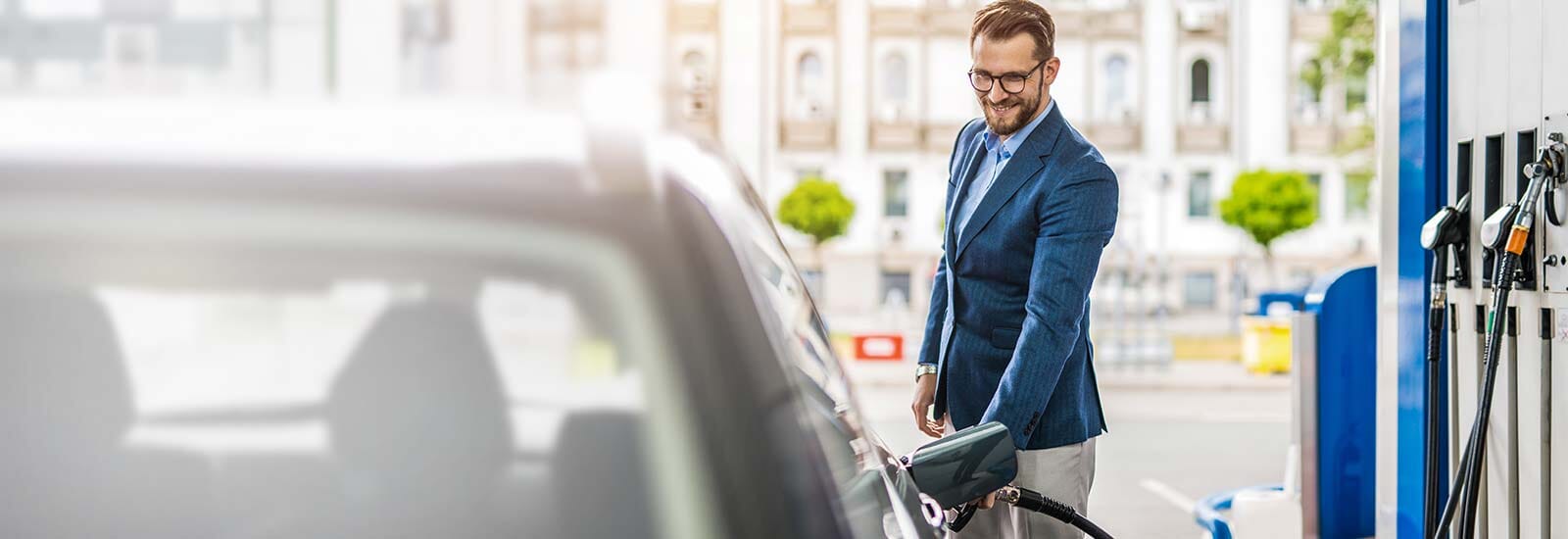 mężczyzna tankuje samochód