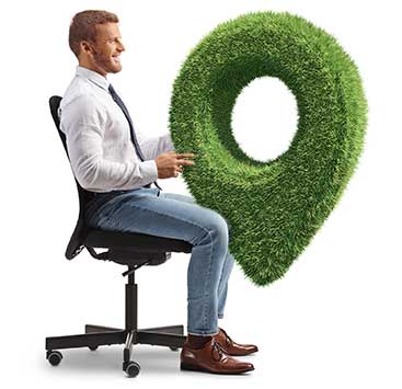 mężczyzna siedzi na krześle i trzyma ozdobę wykonaną ze sztucznej trawy