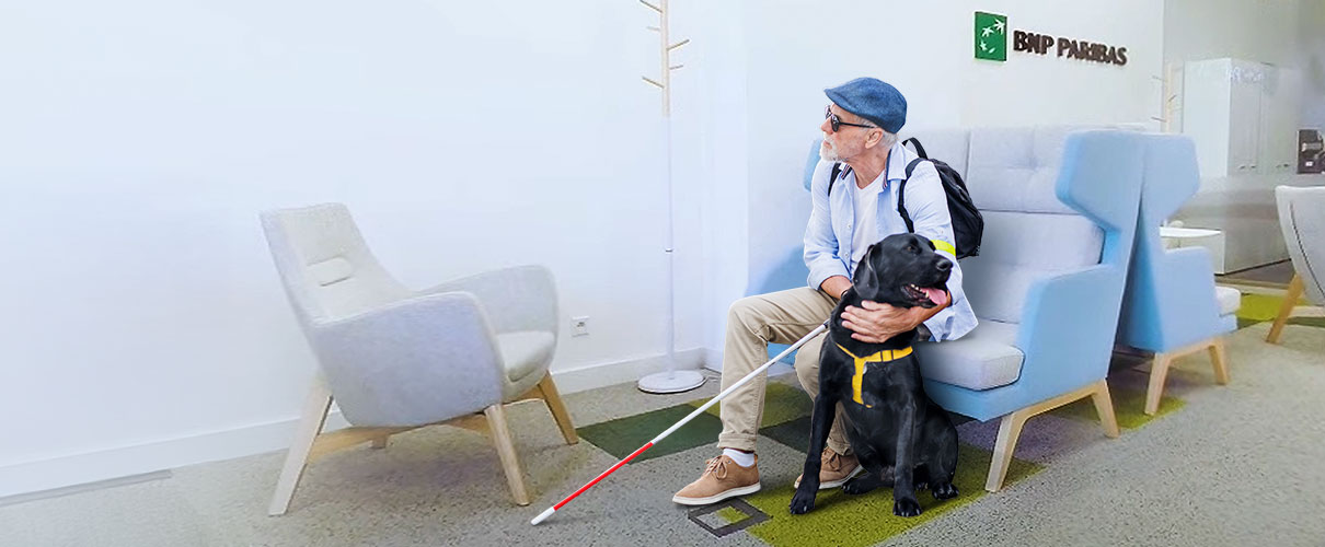 starsza osoba niewidoma z psem przewodnikiem w centrum klienta banku
