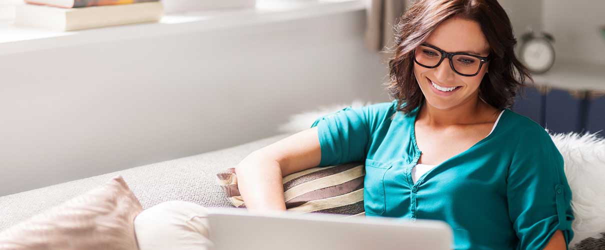 uśmiechnięta kobieta patrzy na komputer