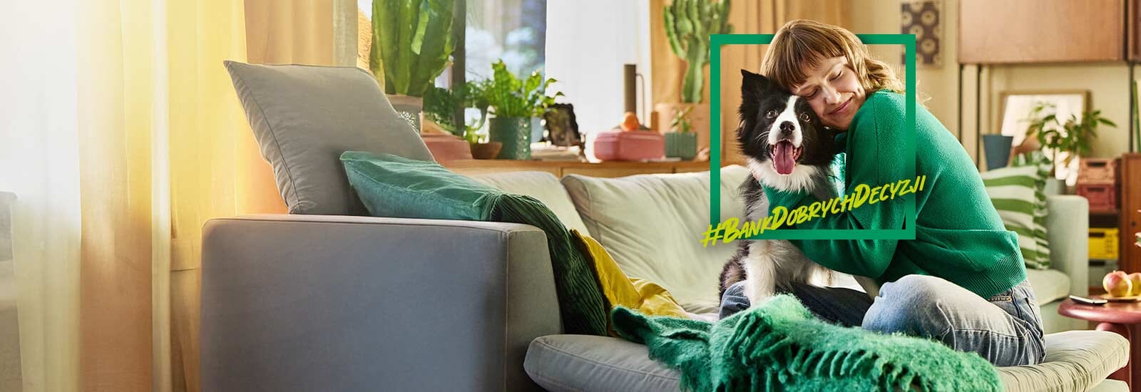 dziewczyna na kanapie przytula psa
