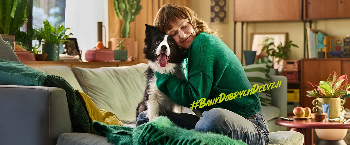 dziewczyna na kanapie przytula psa