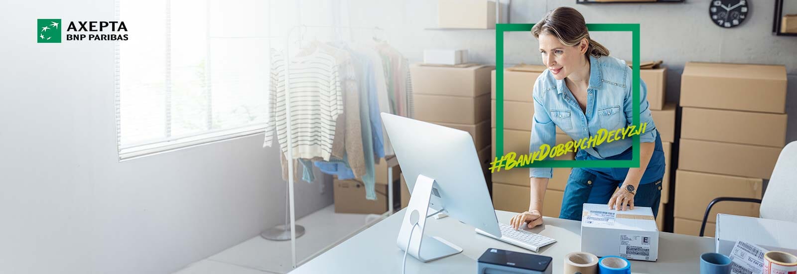 kobieta w biurze przy komputerze