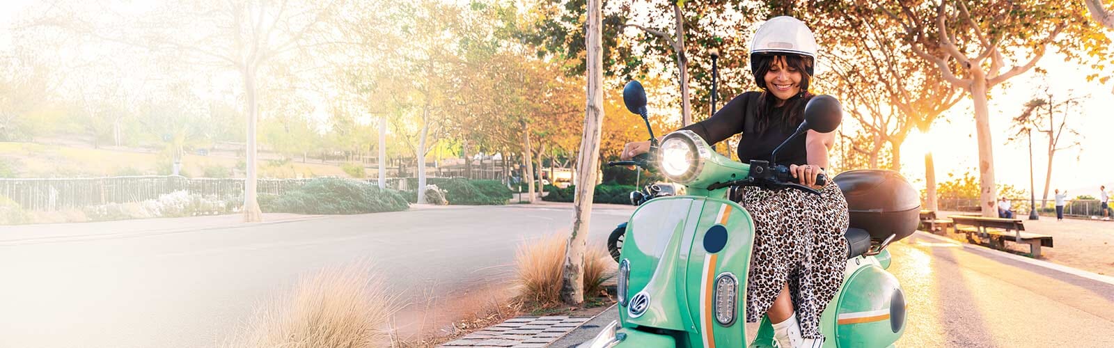 dziewczyna jedzie na skuterze