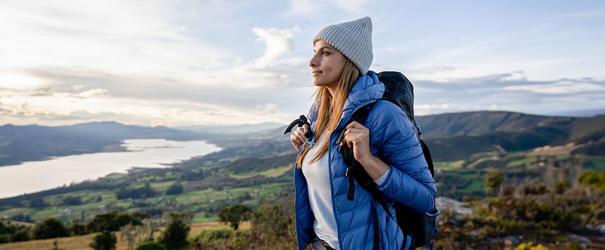 kobieta w górach na wycieczce