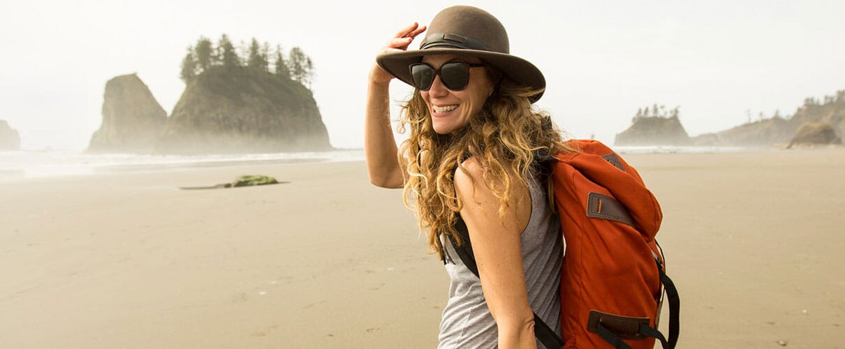 uśmiechnięta kobieta na plaży