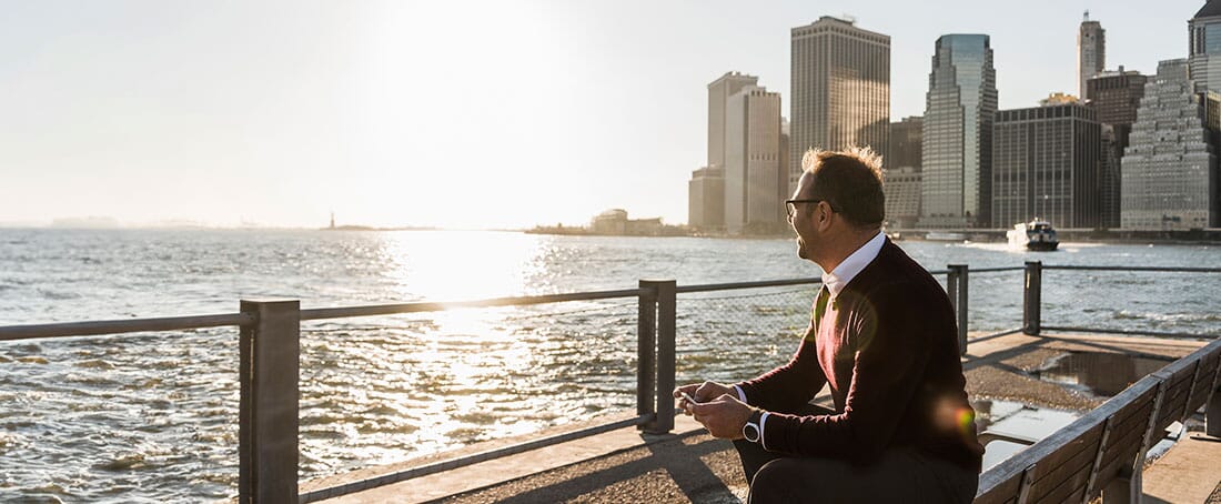wieżowce biurowe na tle zachodzącego słońca