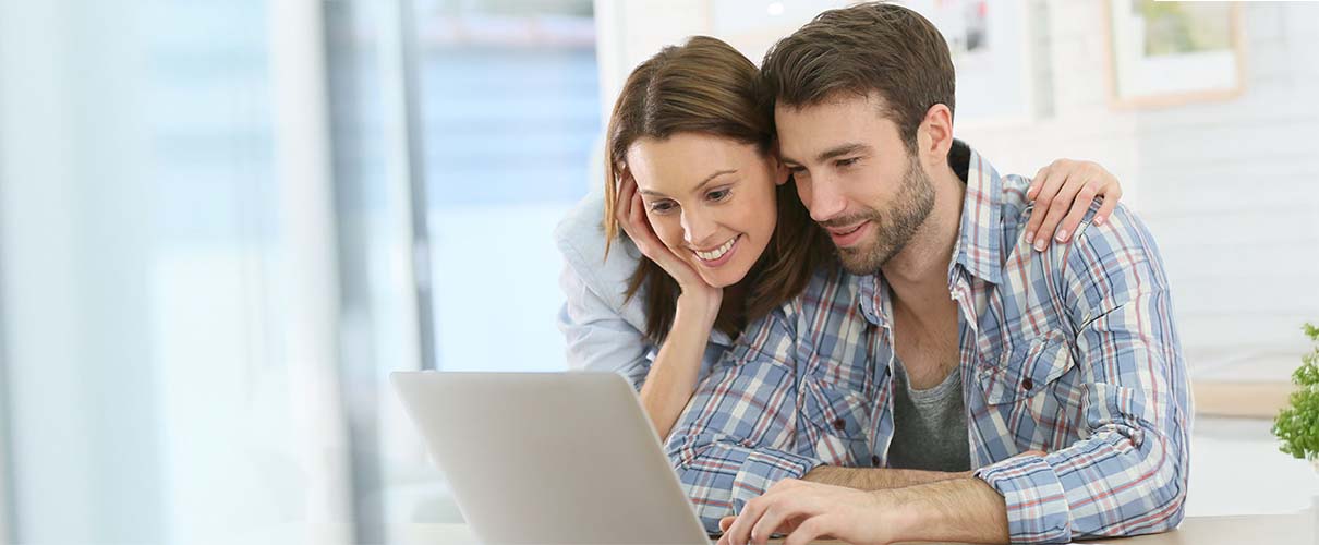 dziewczyna i chłopak przy komputerze