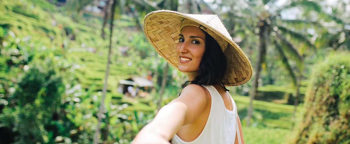 dziewczyna na wycieczcie w azji