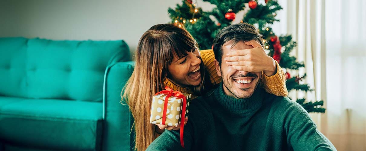 para daje sobie prezenty pod choinką