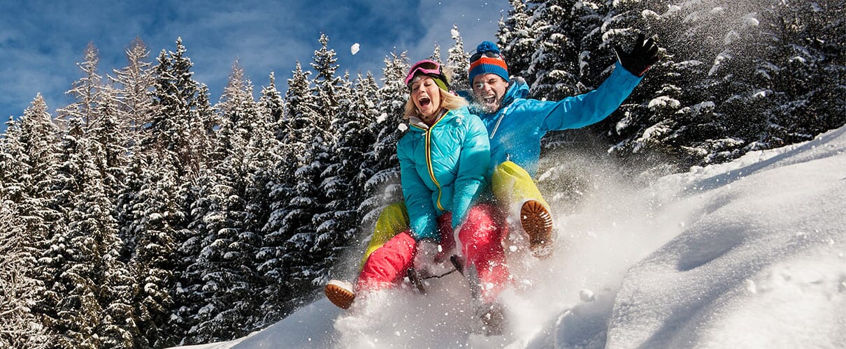 para zjeżdża na sankach