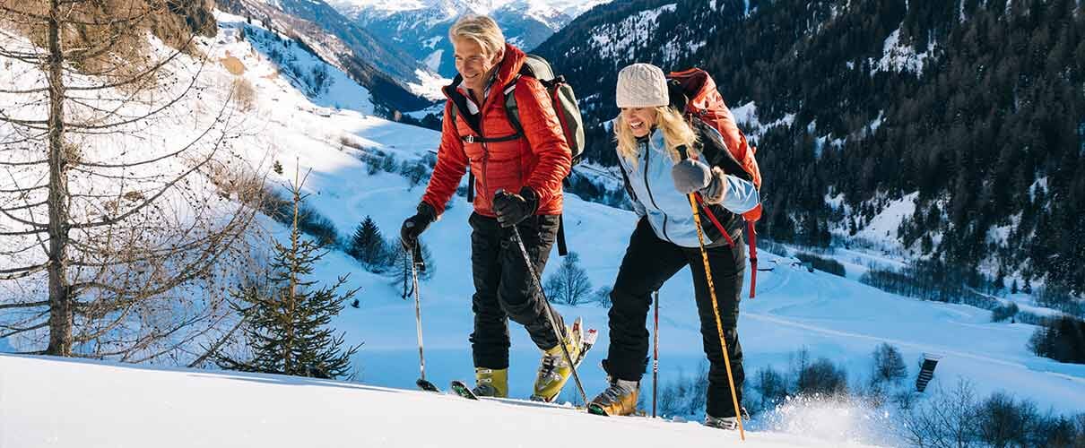 para wędruje na nartach