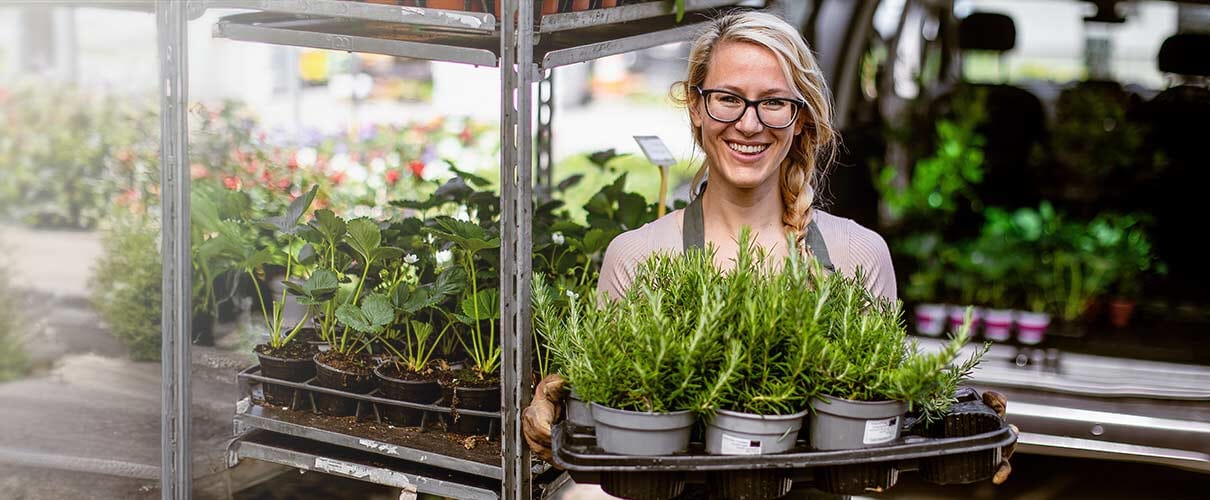 kobieta w sklepie ogrodniczym