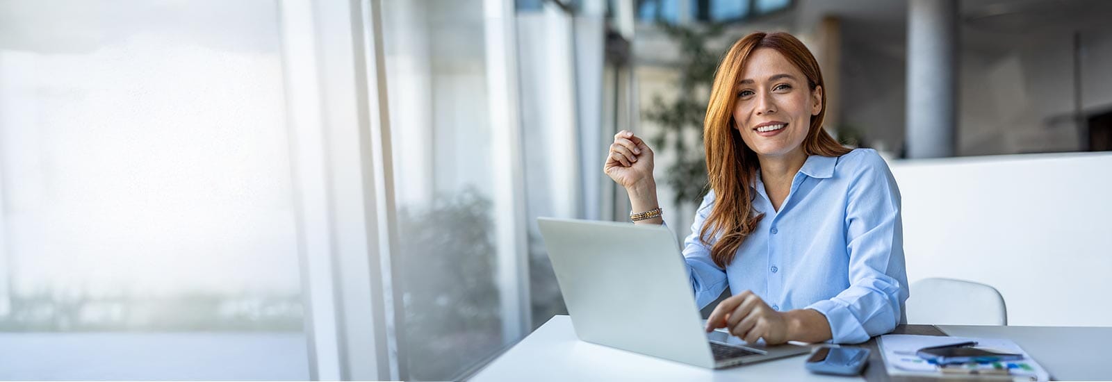 kobieta w biurze przy komputerze