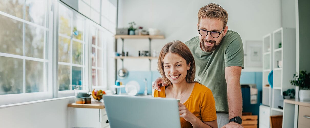 para zjeżdża na sankach