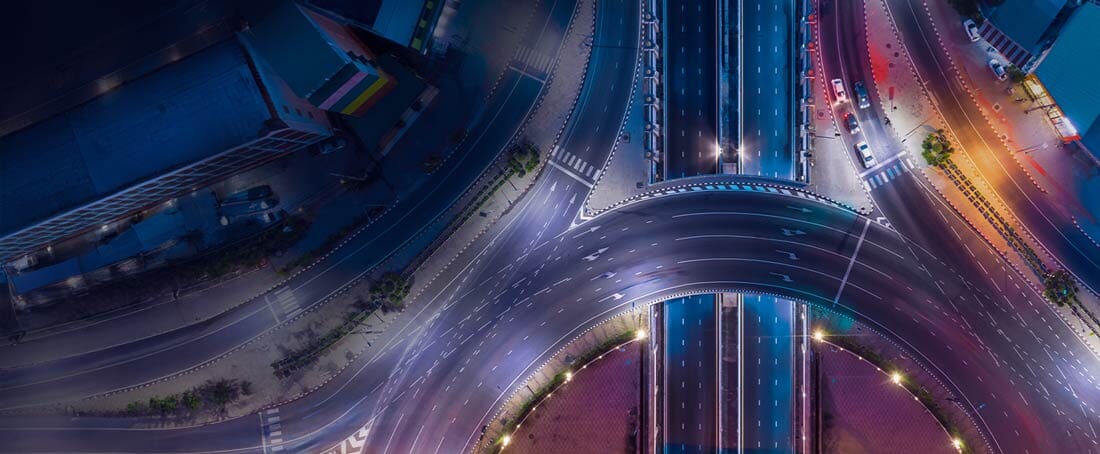 widok z lotu ptaka na rozświetlone ulice