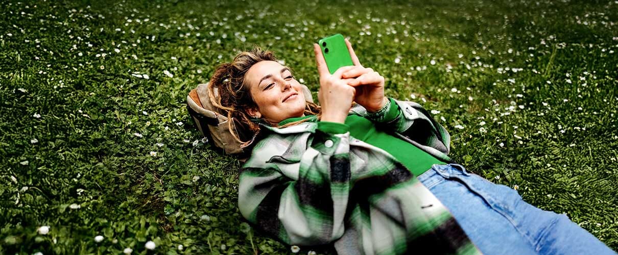 kobieta leżąca na trawie