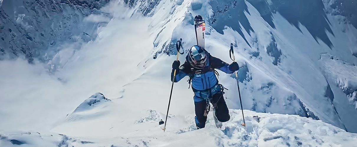 mężczyzna idzie pod górę