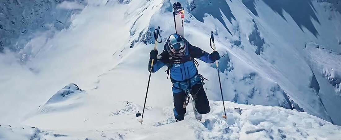 mężczyzna wspina się pod górę