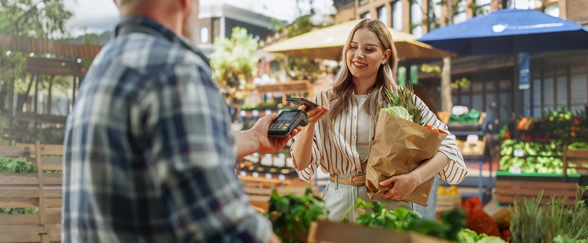 Płatność telefonem przy terminalu na targu