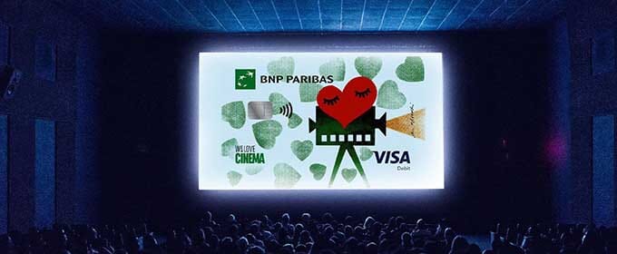 karta filmowa na ekranie w kinie