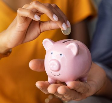 kobieta i mężczyzna, oszczędzający gotówkę do świnki skarbonki