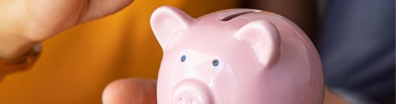 kobieta i mężczyzna, oszczędzający gotówkę do świnki skarbonki