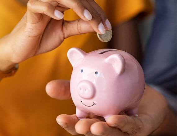 kobieta i mężczyzna, oszczędzający gotówkę do świnki skarbonki