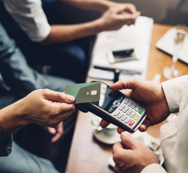 Czym różnią się karty kredytowe od przedpłaconych?